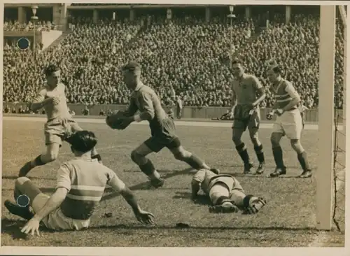 Foto Berlin Charlottenburg Westend, Fußballspiel Blau Weiss Berlin gegen Wien 1942, Torwart Grabitz