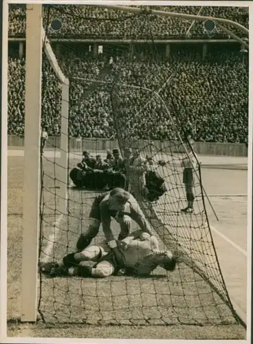 Foto Berlin Charlottenburg Westend, Fußballspiel Blau Weiss Berlin gegen Wien 1942, Torwart Grabitz