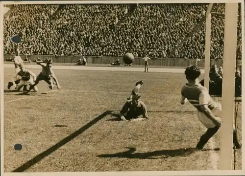 Foto Berlin Charlottenburg Westend, Fußballspiel Blau Weiss Berlin gegen Wien 1942, Torschuss