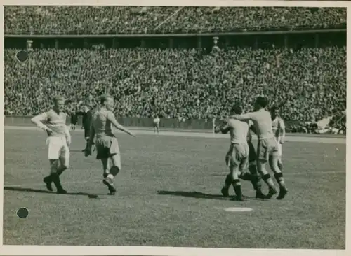 Foto Berlin Charlottenburg Westend, Fußballspiel Blau Weiss Berlin gegen Wien 1942, erstes Tor