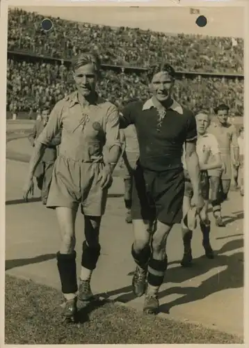 Foto Berlin Charlottenburg Westend, Fußballspiel Blau Weiss Berlin gegen Wien 1942, Fußballer