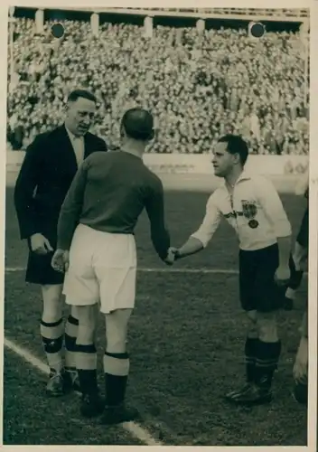 Foto Berlin Charlottenburg Westend, Fußballspiel Blau Weiss Berlin gegen Wien 1942, Begrüßung