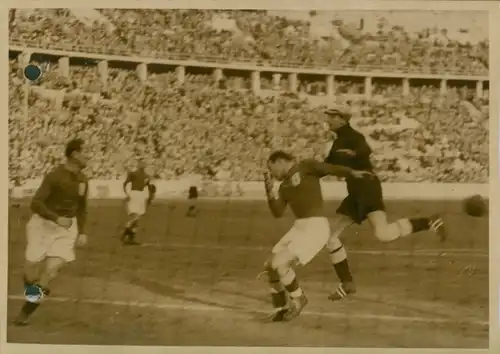 Foto Berlin Charlottenburg Westend, Fußballspiel Blau Weiss Berlin gegen Wien 1942, Ausgleich