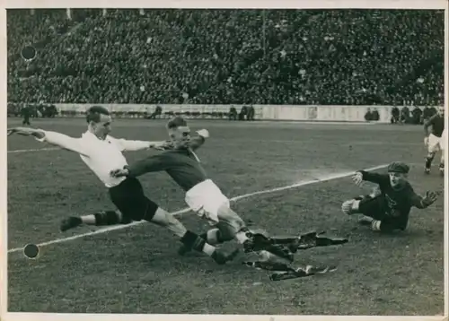 Foto Berlin Charlottenburg Westend, Fußballspiel Blau Weiss Berlin gegen Wien 1942