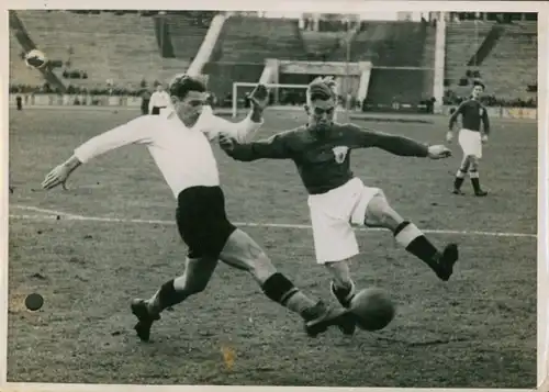 Foto Berlin Charlottenburg Westend, Fußballspiel Blau Weiss Berlin gegen Wien 1942
