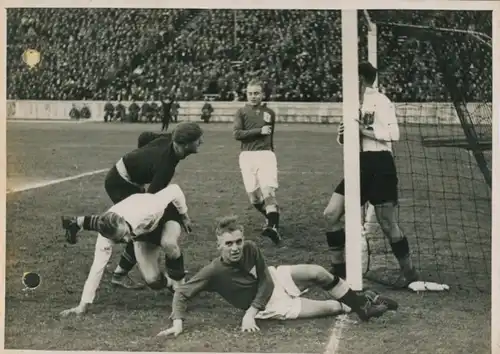 Foto Berlin Charlottenburg Westend, Fußballspiel Blau Weiss Berlin gegen Wien 1942, Riegler, Krause