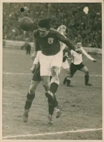 Foto Berlin Charlottenburg Westend, Fußballspiel Blau Weiss Berlin gegen Wien 1942, Kopfball