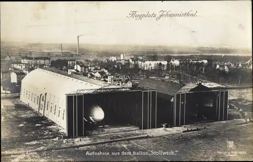 Ak Berlin Treptow Johannisthal, Flugplatz, Luftschiffhalle, Fliegeraufnahme aus Ballon Stollwerk