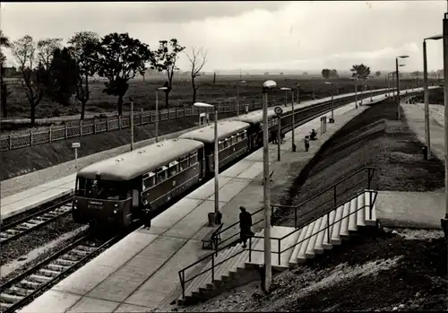 Ak Halle Neustadt, S Bahnhof, Gleisseite, Zscherbener Straße, 1. Wohnkomplex