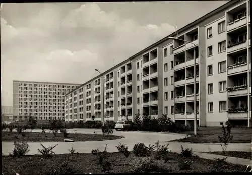 Ak Halle Neustadt, Blick auf Plattenbauten, Hochhäuser, Auto