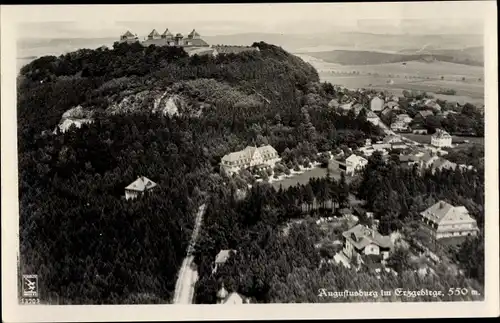 Ak Augustusburg im Erzgebirge, Fliegeraufnahme von Ort und Schloss, Klinke 13704