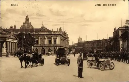 Ak Berlin Mitte, Unter den Linden, Wache, Marstall, Schloss, Kutschen, Autos, Soldaten, Polizist