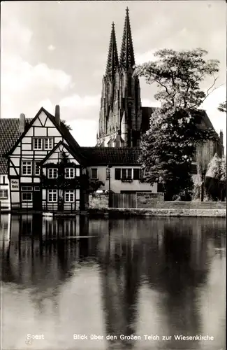 Ak Soest in Nordrhein Westfalen, Blick über den Großen Teich zur Wiesenkirche