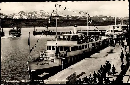 Ak Friedrichshafen am Bodensee, Hafenpartie, Passagierschiff Ravensburg, Alpen