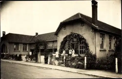 Foto Ak Flavy Aisne, Straßenpartie, Wohnhaus