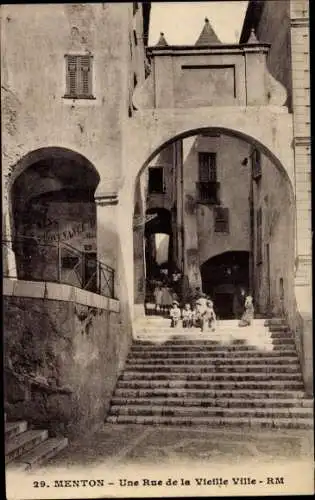 Ak Menton Alpes Maritimes, Une Rue de la Vieille Ville