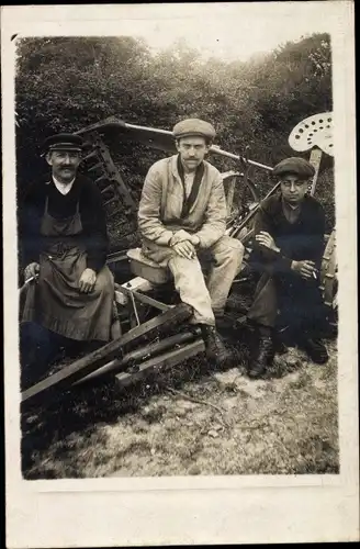 Foto Ak Drei Bauern mit landwirtschaftlichem Gerät