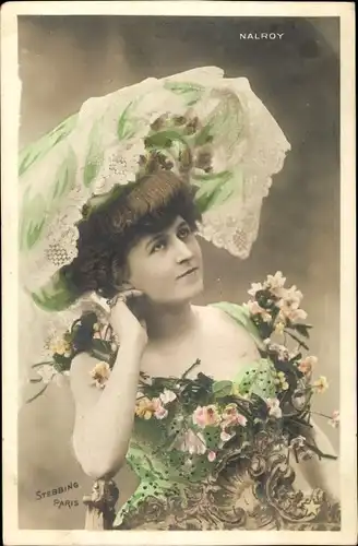 Ak Portrait einer Frau, Hut, Kleid mit Blumen, Nalroy