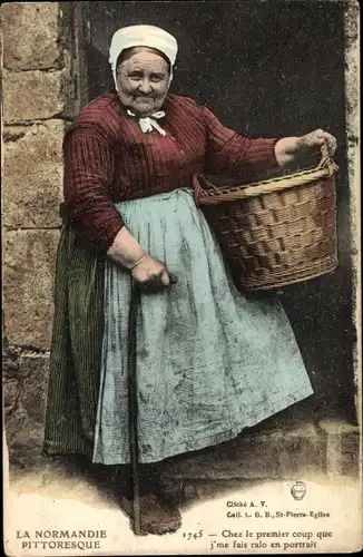 Ak La Normandie, ältere Frau mit Korb und Gehstock