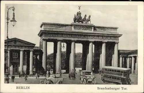 Ak Berlin Mitte, Brandenburger Tor, Fotocollage  mit Bus und Autos