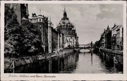 Ak Berlin Mitte, Blick auf Schloss und Dom, Spreeseite