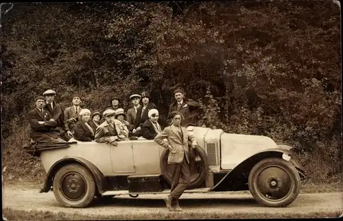 Foto Ak Personen in einem Automobil mit offenem Verdeck