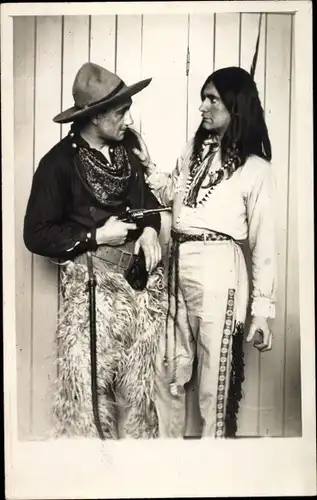 Foto Ak Indianer, Cowboy mit Revolver, Halstuch, Hatty and Mac Deece