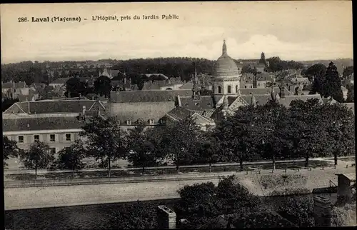 Ak Laval Mayenne, L'Hopital, pris du Jardin Public