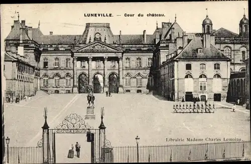 Ak Luneville Meurthe et Moselle, Cour du chateau