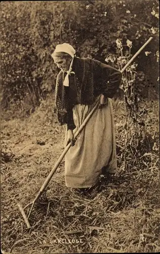 Ak La Sarcleuse, alte Frau mit Holzrechen