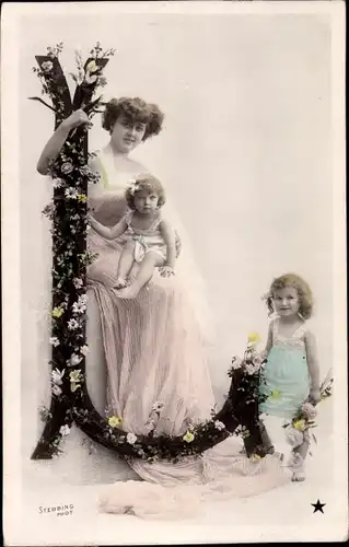 Buchstaben Ak L, Frau mit zwei Kindern