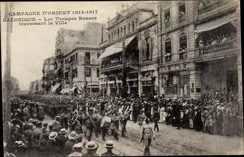 Ak Thessaloniki Griechenland, Les Troupes Russes traversant la Ville, Campagne d'Orient 1914-1917