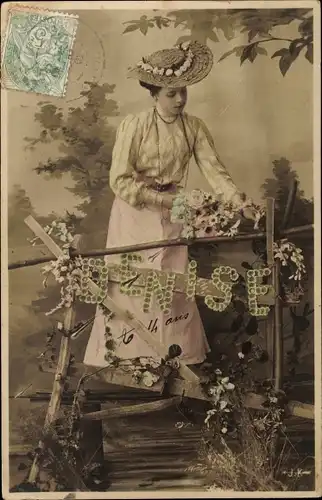 Ak Frau dekoriert einen Zaun, Denise, Blumen, Hut
