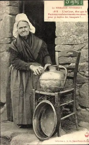 Ak La Normandie, Frau mit Wasserkrug, Stuhl, Tracht