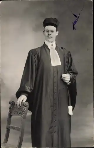 Foto Ak Standportrait von einem Mann, Richter