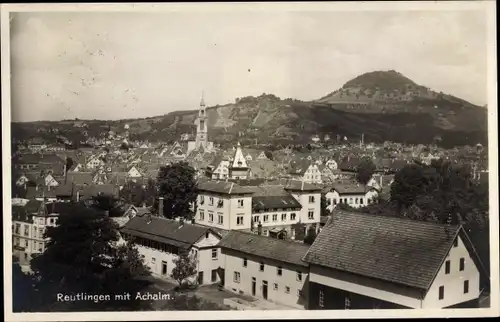 Ak Reutlingen in Baden Württemberg, Panorama vom Ort und Achalm