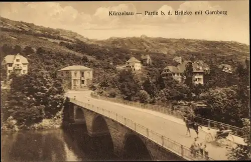 Ak Künzelsau im Hohenlohekreis Baden Württemberg, Partie bei der Brücke mit Garnberg, Kutsche