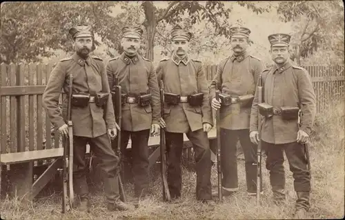 Foto Ak Deutsche Soldaten, Division 47, Gruppenbild, Gewehre, Munitionsgürtel