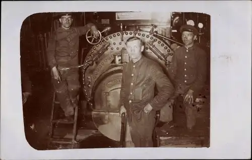 Foto Ak Deutsche Soldaten am Dampfkessel, Portrait