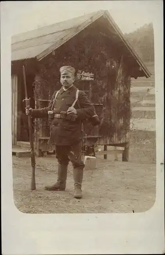 Foto Ak Ringthaler Landsturm, Deutscher Soldat, Portrait vor Hütte