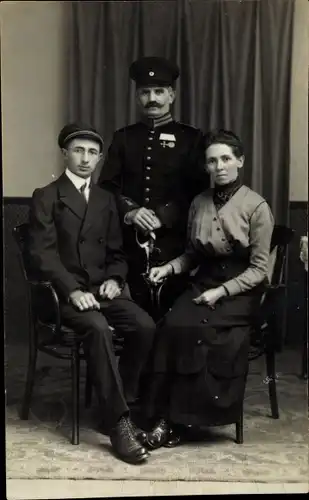 Foto Ak Soldat in Uniform mit Familie, Säbel, Orden, Portrait
