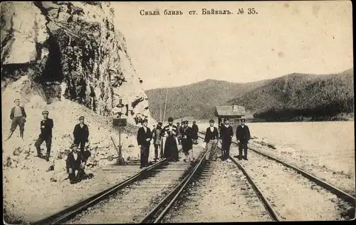 Ak Kaukasus Russland, Blizi Felsen, Eisenbahnstation am Baikalsee, Eisenbahnstrecke