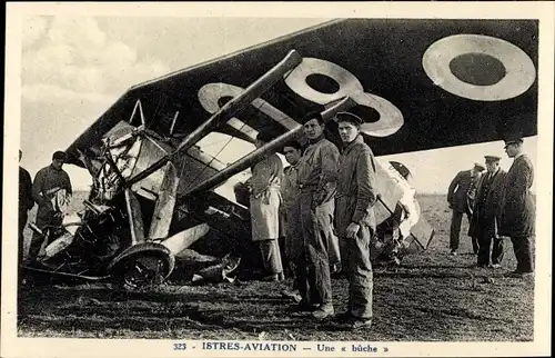 Ak Istres Bouches du Rhône, Militärflugzeug, Istres Aviation, Une bûche, abgestürzter Flieger