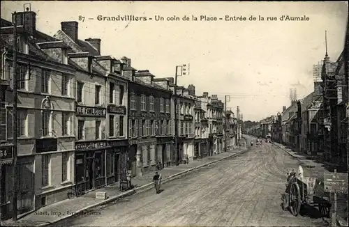 Ak Grandvilliers Oise, Un coin de la Place, Entrée de la rue d'Aumale