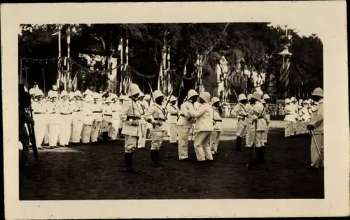 Foto Ak Britische Kolonialsoldaten in Tropenuniformen, Parade, Festakt