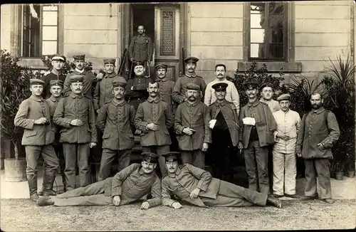 Foto Ak Gruppenbild mit Soldaten in Uniform vor einem Lazarett