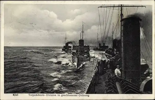 Ak Kiel in Schleswig Holstein, Torpedobootsdivision in geschlossener Ordnung