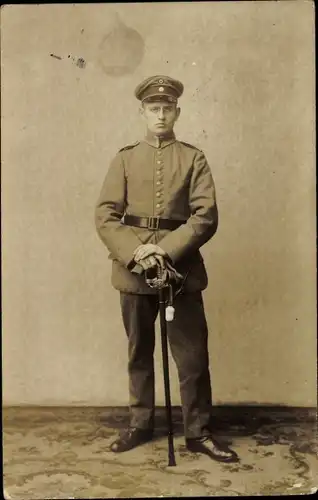 Foto Ak Deutscher Soldat in Uniform, Säbel, Standportrait