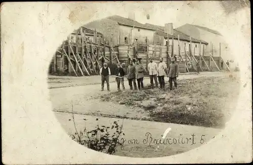 Foto Ak Baiucourt?, Deutsche Soldaten, Frankreich, Holzverschlagene Häuser