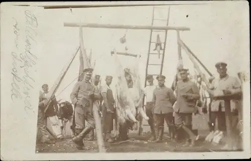 Foto Ak Deutsche Soldaten, geschlachtetes Schwein, Portrait